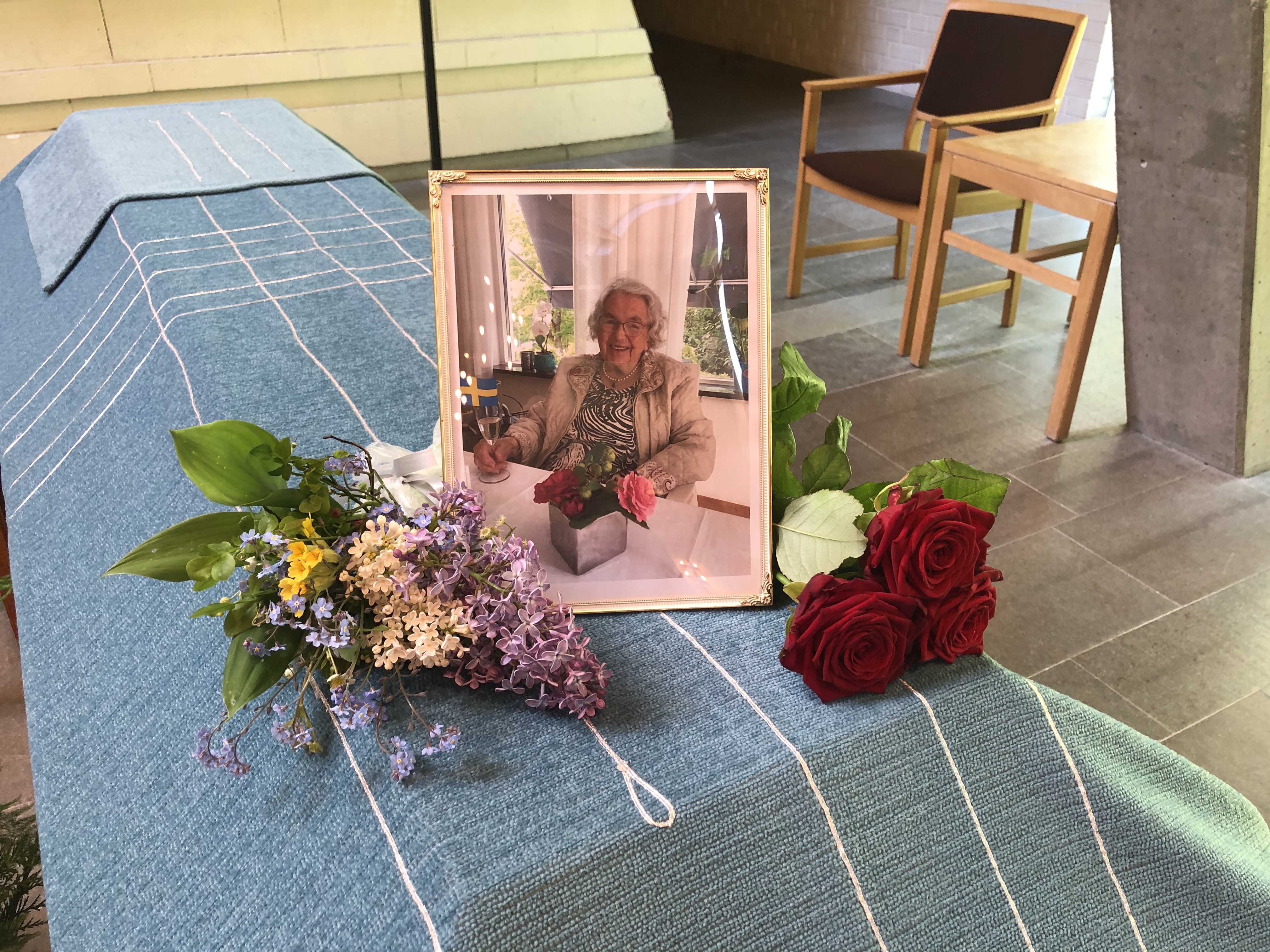 Foto på Kerstin, med rosor och blommor från trädgården