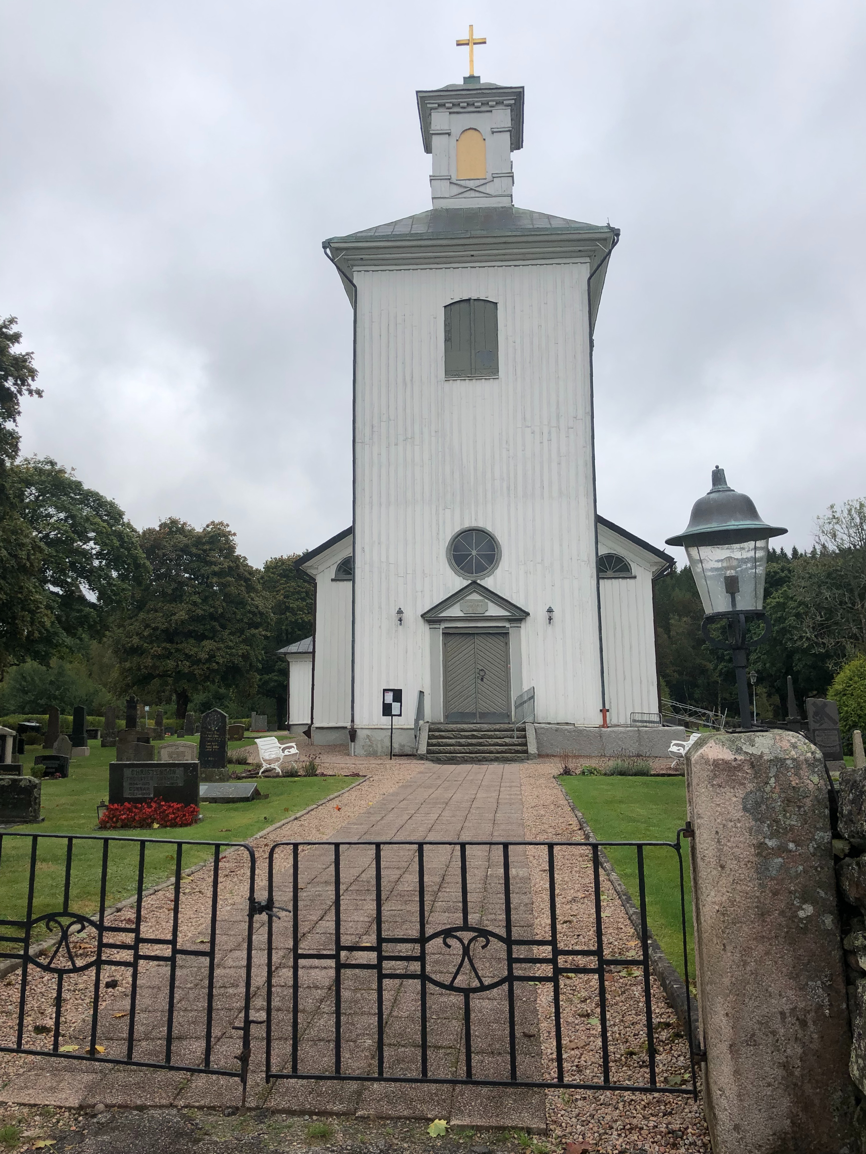 Sjötofta kyrka. Familjen Christensons grav till vänster.